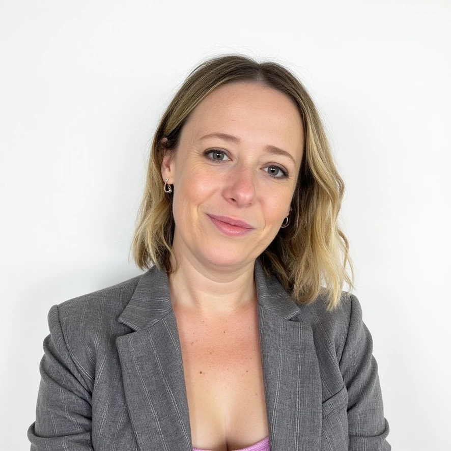 Portrait de la Dre Élodie ELIOT en blazer gris